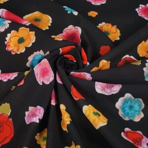  Voile zwart met felgekleurde bloemen