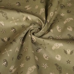  Coupon 268 katoen groen met army tekens 140 x 150 cm