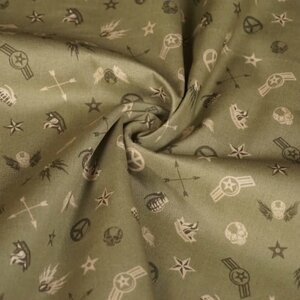 Coupon 268 katoen groen met army tekens 140 x 150 cm