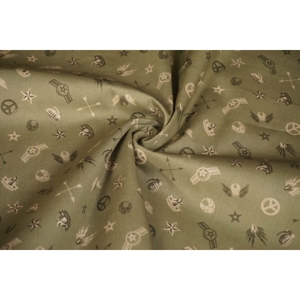 Coupon 34 katoen groen met army tekens 140 x 150 cm