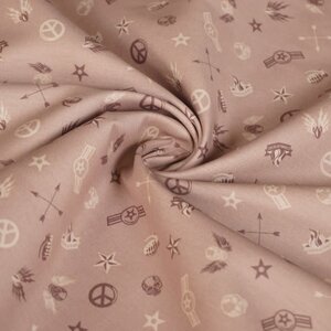 Coupon 348 katoen beige met army tekens 140 x 150 cm