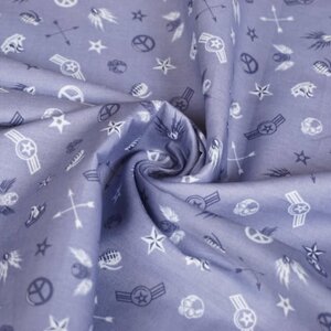 Coupon 422 katoen jeansblauw met army tekens 140 x 150 cm