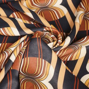  Satijn met abstracte print bruin