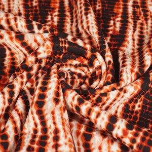  Coupon 221 Scuba crepe met rode tie dye 170 x 150 cm