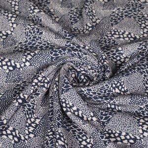  Viscose crepe met fantasie dierenprint blauw