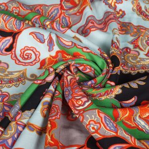 *** Viscose twill met sierlijke bloemen paars