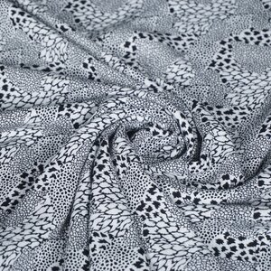  Viscose crepe stof met fantasie dierenprint zwart
