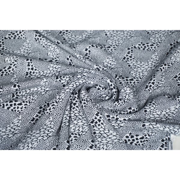 Viscose crepe stof met fantasie dierenprint zwart