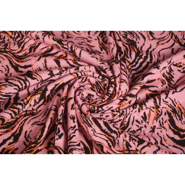 Coupon 1007 Viscose roze met dierenprint 180 x 150 cm