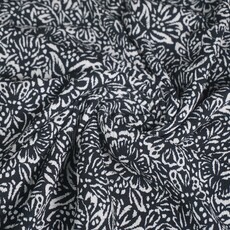  Coupon 1013 Viscose zwart met ecru bloemen 180 x 150 cm