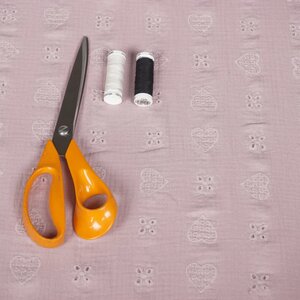  Mousseline met hartjesborduur en kleine gaatjes roze