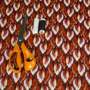  Stretchkatoen met ronde ikatvormen goudbruin