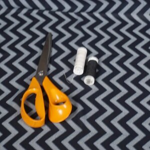  Voile donkerblauw met zigzagmotief