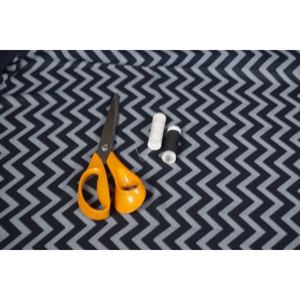 SALE Voile stof donkerblauw met zigzagmotief