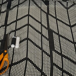  Georgette zwart met wit stippen dessin