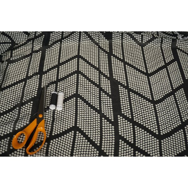 SALE Georgette zwart met wit stippen dessin