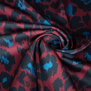  Satijn bordeaux met blauwe dierenprint