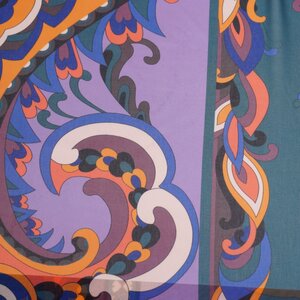  Chiffon lila met felle kleuren en grote print