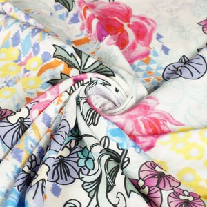 *** Viscose wit met paarse bloemenprint