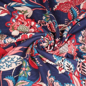  Viscose twill donkerblauw met bloemen