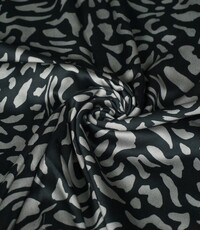  Coupon 695 Viscose met grijze dierenprint 180 x 140 cm