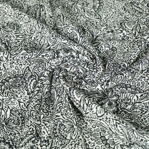  Viscose lurex wit met zwarte bloem