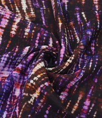  Coupon 974 Crinkle viscose met tie dye print paars 180 x 140 cm