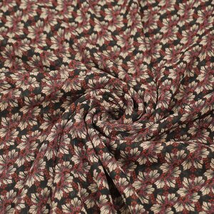  Coupon 28 Chiffon zwart met beige/rode bloemen en lurex 180 x 150 cm