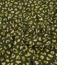  Coupon 620 Crinkle polyester groen met geel dierenprintje 170 x 150 cm