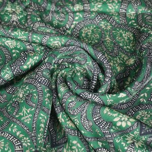 Coupon 654 Satijn groen met grote bloem 170 x 135 cm
