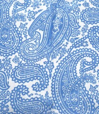  Witte viscose met lichtblauwe paisleyprint