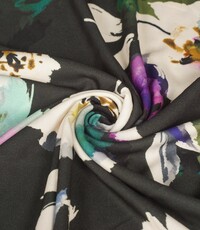  Coupon 84 Viscose twill zwart met bloemen 180 x 140 cm