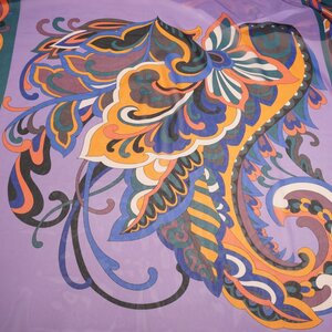 Coupon 722 Chiffon lila met felle kleuren en grote print 180 x 140 cm