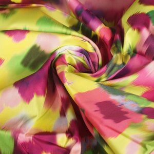  Stretchkatoen in neonlime met vervaagde bloemenprint