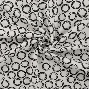 Witte tricot met zwarte cirkels