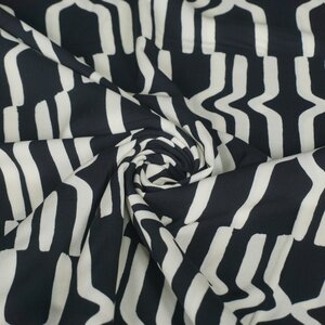 Coupon 962 Viscose in zwart met wit geometrisch patroon 180 x 140 cm