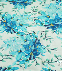  Coupon 921 Viscose met blauwe bloemen 180 x 145 cm