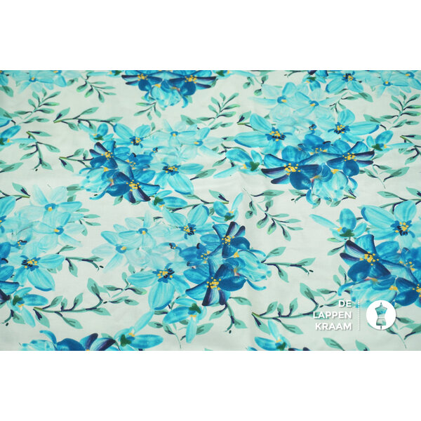 Coupon 921 Viscose met blauwe bloemen 180 x 145 cm