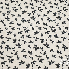  Coupon 971 Viscose crepe ecru met zwart bloemetje 170 x 140 cm