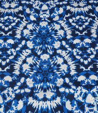  Coupon 255 Viscose met donkerblauw blauwe tie dye print 170 x 140 cm