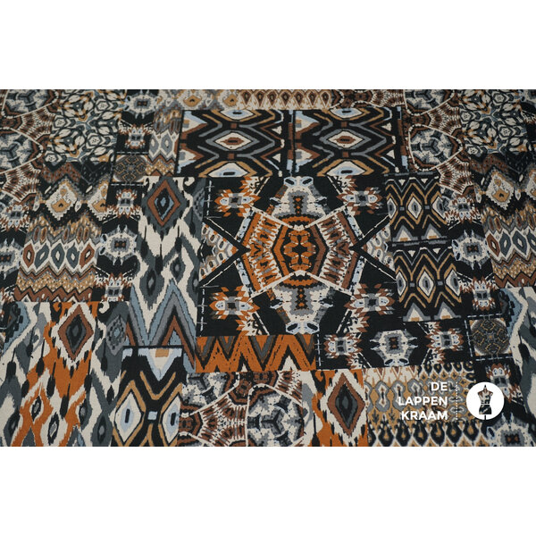 Tricotstof in etnische patchworkprint