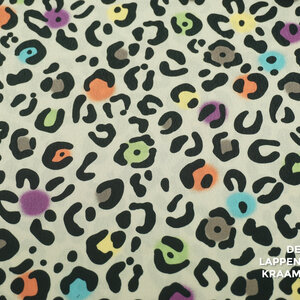  Viscose crepe met vrolijke cheetahprint