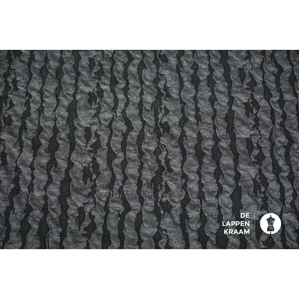 Coupon 58 Gebreid grijs met opgelegd strepenpatroon 180 x 160 cm
