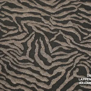 Gebreide stof in zebrastrepen bruin