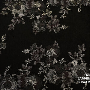 Velours zwart met borduring in zwart en grijs met dubbele schulprand