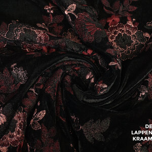 Velours zwart met borduring in rood en roze met dubbele schulprand