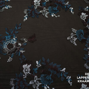  Tule zwart met borduring in lichtblauw en petrol met dubbele schulprand