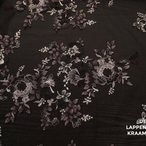  Tule zwart met borduring in zwart en grijs met dubbele schulprand