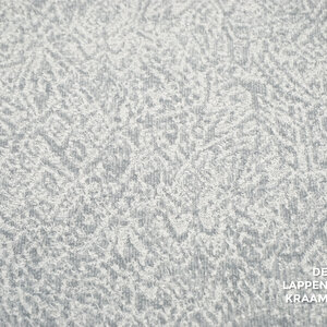 Coupon 212 Gebreid grijs met losgebreide witte haartjes 170 x 150 cm