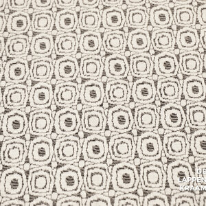 Coupon 15 Gebreid met cut-out witte ovalen 180 x 150 cm